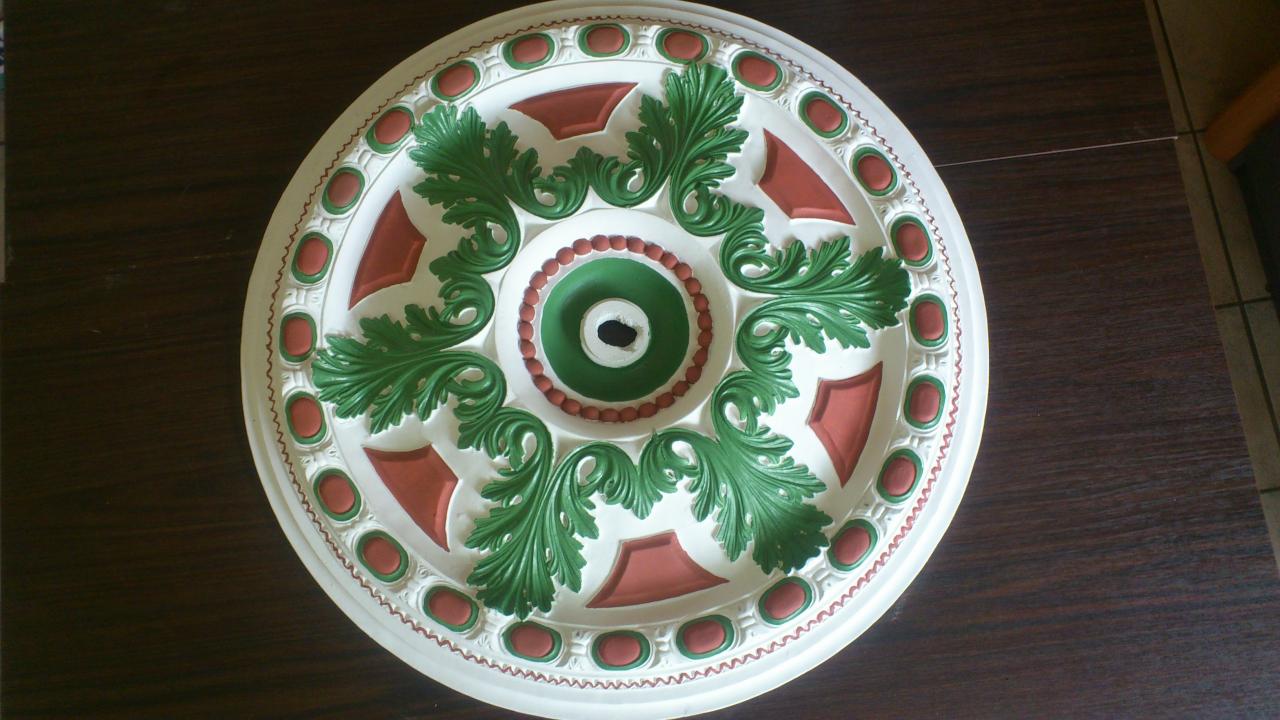 ROSACE décorée en armonie avec les couleurs de la pièce