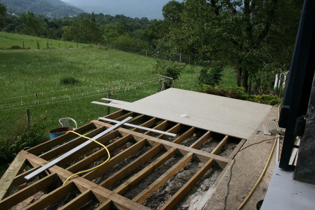 Pose des lames de bois composite