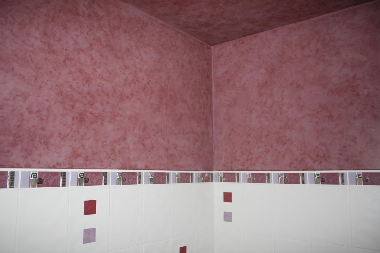 Salle de bain : murs et plafond imitation  motif  faïence