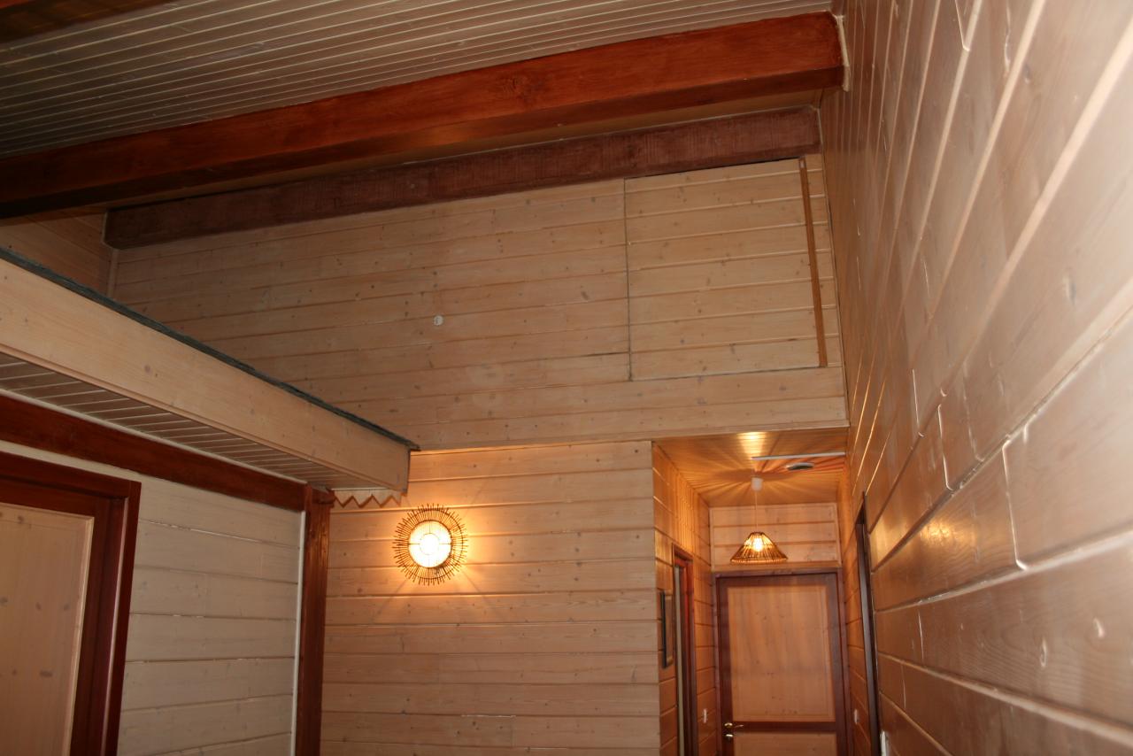 Combles :  Lambris lasuré beige et acajou