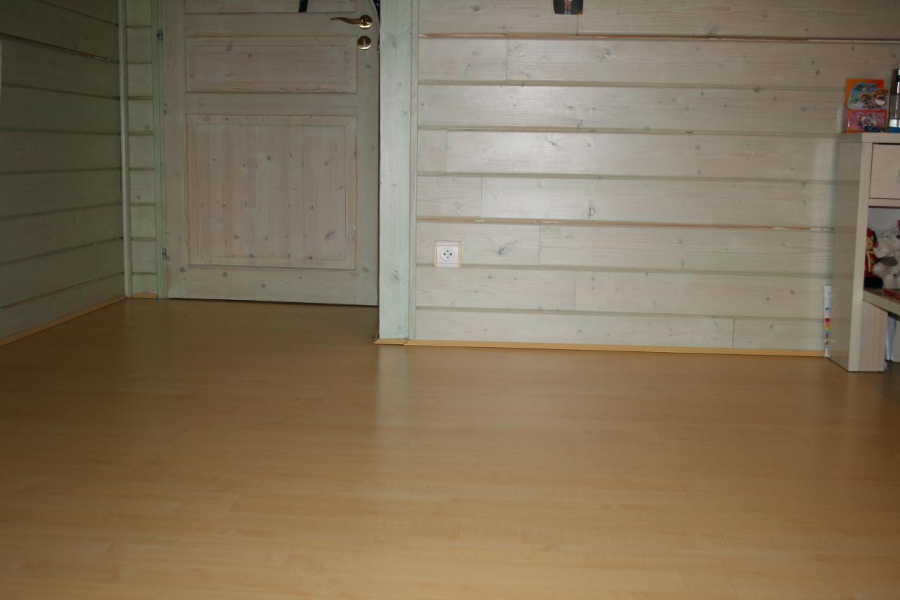 Chambre : lambris lasuré vert avec parquet jaune