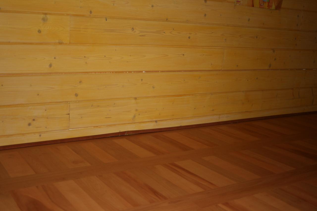 Chambre : lambris lasuré jaune avec parquet original